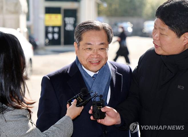 질문 답하는 이장호 전 군산대 총장 (군산=연합뉴스) 정경재 기자