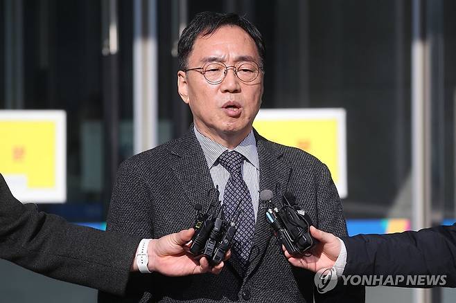 '대관람차 사업 특혜' 혐의…김철수 전 속초시장 1심 무죄 (속초=연합뉴스) 류호준 기자 = 12일 강원 춘천지법 속초지원 앞에서 김철수 전 속초시장이 인터뷰하고 있다. 2026.2.12 ryu@yna.co.kr