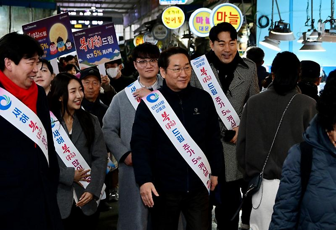 ▲ 유정복 인천시장이 13일 부평구 부평종합시장을 찾아 상인들을 격려하고 인천사랑상품권 복(福)드림 행사를 홍보하고 있다./사진제공=인천시