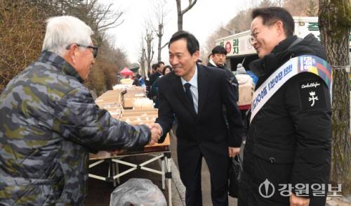 ◇우상호 전 청와대정무수석이 13일 춘천 애막골시장에서 허영 국회의원 등과 더불어민주당 춘천지역 설맞이 전통시장 장보기 행사에 참여해 상인들과 인사를 나누고 있다. 박승선기자
