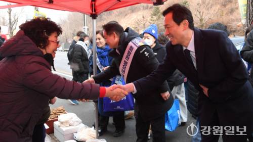 ◇우상호 전 청와대정무수석이 13일 춘천 애막골시장에서 허영 국회의원 등과 더불어민주당 춘천지역 설맞이 전통시장 장보기 행사에 참여해 상인들과 인사를 나누고 있다. 박승선기자