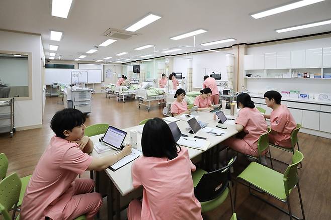 ▲ 경일대학교(총장 정현태) 간호학과가 제66회 간호사 국가시험에서 응시자 전원이 합격하는 성과를 거두었다. 간호학과 실습장면. 경일대