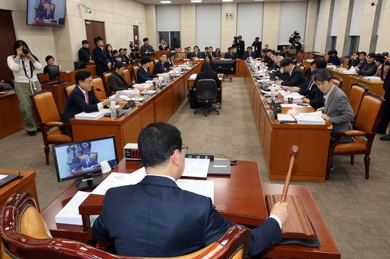 지난 12일 밤 국회에서 열린 행정안전위원회 전체 회의에서 대구경북과 충남대전, 전남·광주 지역의 행정통합을 위한 특별법과 관련한 논의가 진행되고 있다. 연합뉴스
