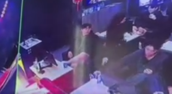 롯데 일부 선수의 논란이 된 CCTV 장면(사진=SNS 화면 갈무리)