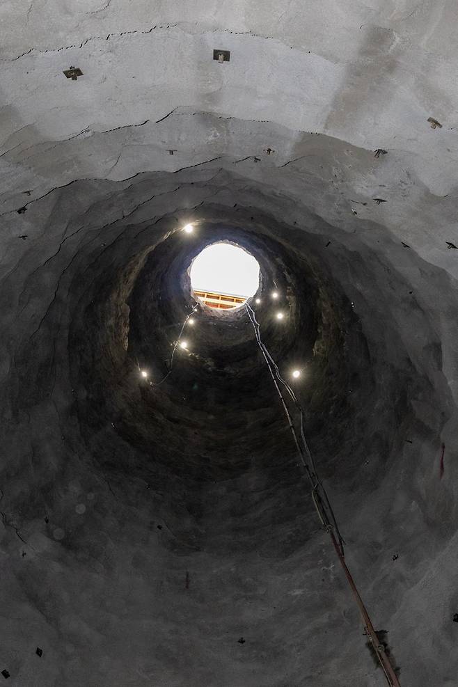 지하 120m 지점에서 욕망산 정상까지 뚫려 있는 수직터널 모습/사진=DL이앤씨 제공