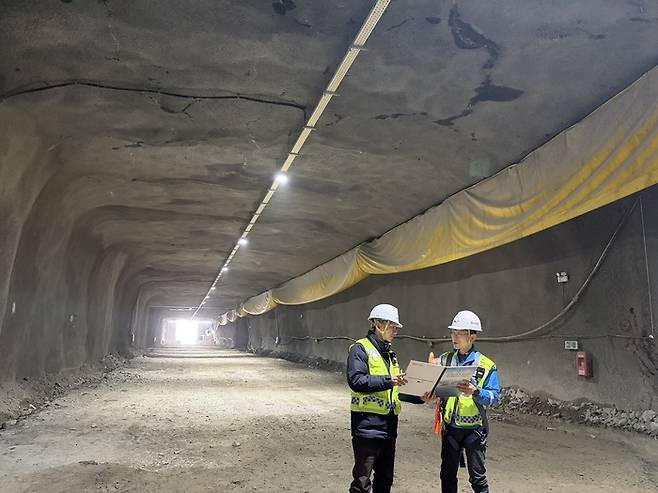 욕망산 지하에 위치한 하부 터널, 향후 공정이 진행되면 컨베이어 벨트 시스템이 도입될 예정이다./사진=안재민 기자