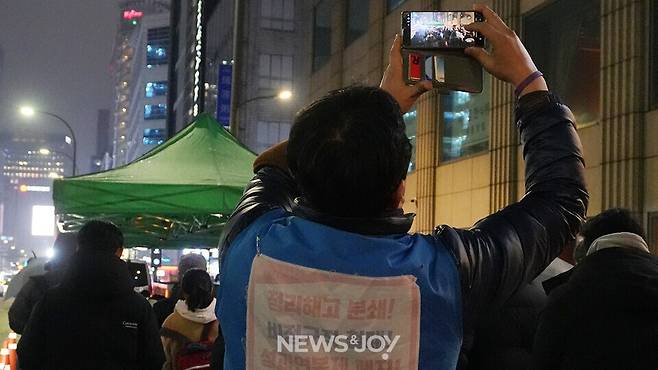 고진수 지부장이 2월 10일 열린 개신교 기도회에서 참가자들의 모습을 사진으로 담고 있다. 뉴스앤조이 나수진