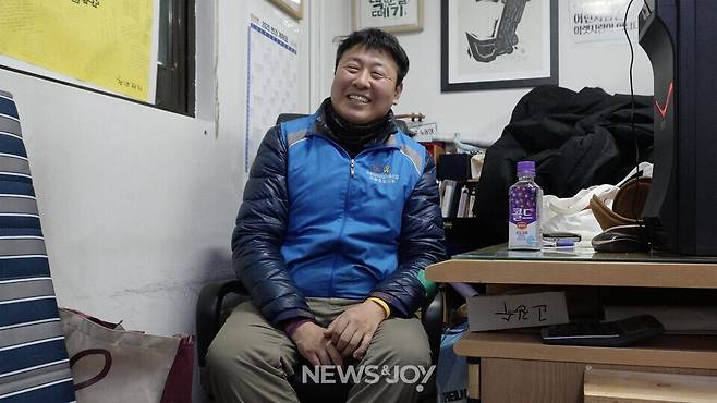 고진수 지부장은 인터뷰 중간중간 고공에서의 추억을 이야기하며 웃었다. 뉴스앤조이 나수진