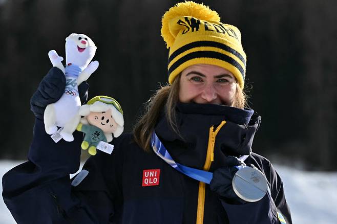 2026 밀라노·코르티나담페초 동계 올림픽 크로스컨트리 스키에서 은메달을 목에 건 에바 안데르손(스웨덴)이 미소 짓고 있다. 사진=AFPBB NEWS