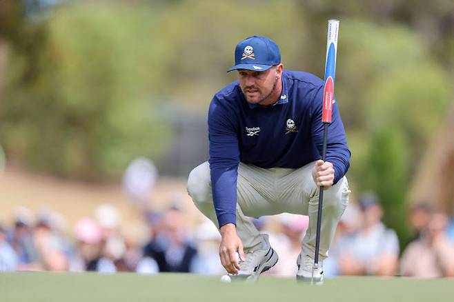 브라이슨 디섐보가 신중하게 퍼트를 준비하고 있다. (사진=AFPBBNews)