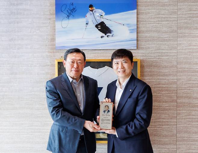 지난달 16일 서울 송파구 롯데월드타워에서 유승민 대한체육회장(오른쪽)이 신동빈 롯데그룹 회장에게 감사패를 전달하고 있다. (사진=대한체육회)