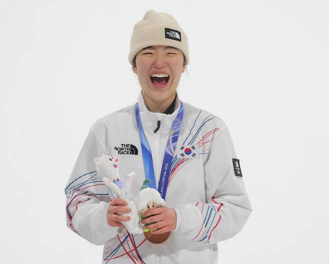 9일(현지시간) 이탈리아 리비뇨 스노파크에서 열린 2026 밀라노-코르티나담페초 동계올림픽 스노보드 여자 빅에어 시상식에서 동메달을 차지한 유승은이 시상대에 올라 미소를 짓고 있다. (사진=연합뉴스)