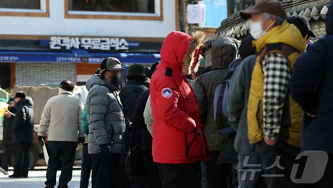 절기상 대한(大寒)이자 한파특보가 발효된 20일 서울 종로구 탑골공원 원각사 노인 무료급식소를 찾은 어르신들이 식사를 위해 줄을 서 있다. 2026.1.20 ⓒ 뉴스1 김진환 기자