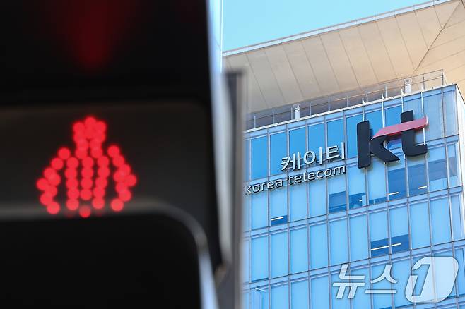 KT가 무단 소액결제 해킹 사고에 따른 위약금 면제 조치를 시행한 이후 이탈한 가입자가 27만 명에 달하는 것으로 나타났다. 사진은 13일 서울 종로구 KT광화문빌딩. 2026.1.13 ⓒ 뉴스1 김도우 기자