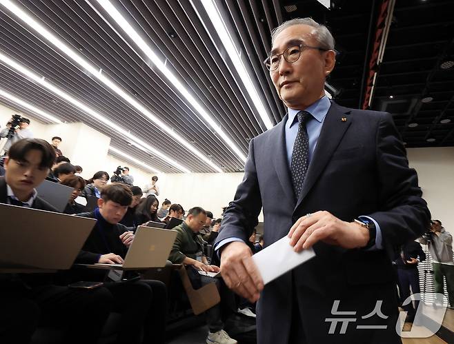 김영섭 KT 대표가 30일 오후 서울 종로구 KT광화문빌딩에서 열린 정보보안 혁신방안 기자브리핑에서 침해사고와 관련해 사과문을 발표한 후 자리로 이동하고 있다. 2025.12.30 ⓒ 뉴스1 김진환 기자