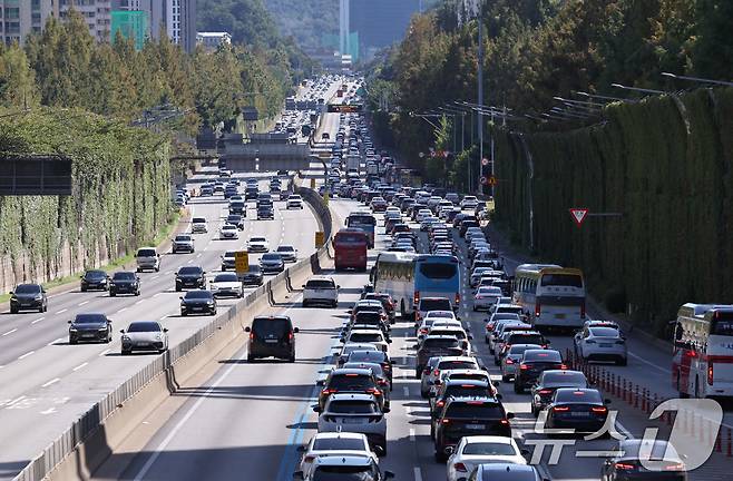 지난해 추석연휴 서울 서초구 잠원IC 인근 경부고속도로에서 하행선(오른쪽) 차량들이 서행하고 있다. ⓒ 뉴스1 구윤성 기자