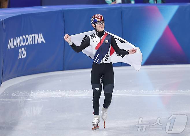 쇼트트랙 임종언이 12일(현지시간) 이탈리아 밀라노 아이스 스케이팅 아레나에서 열린 2026 밀라노·코르티나담페초 동계올림픽 쇼트트랙 남자 1000m 결승에서 동메달을 확정지은 뒤 태극기를 들고 기뻐하고 있다. 2026.2.13 ⓒ 뉴스1 김성진 기자