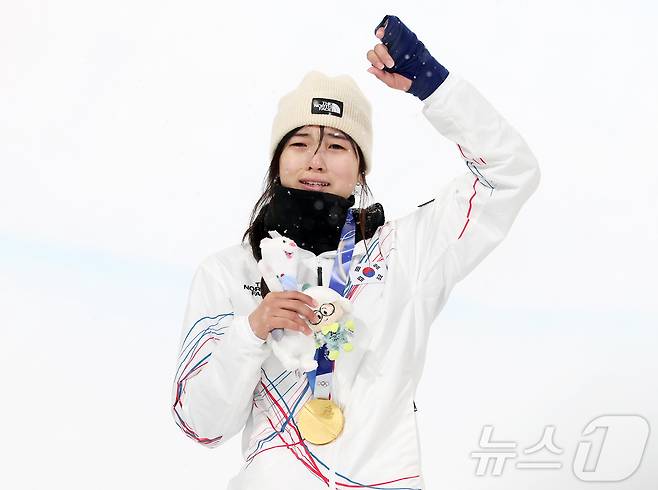 12일(현지시간) 이탈리아 리비뇨 스노파크에서 열린 2026 밀라노·코르티나담페초 동계올림픽 스노보드 여자 하프파이프 결선에서 90.25점을 받아 금메달을 획득한 스노보드 최가온이 눈물을 흘리고 있다. 2026.2.13 ⓒ 뉴스1 김진환 기자