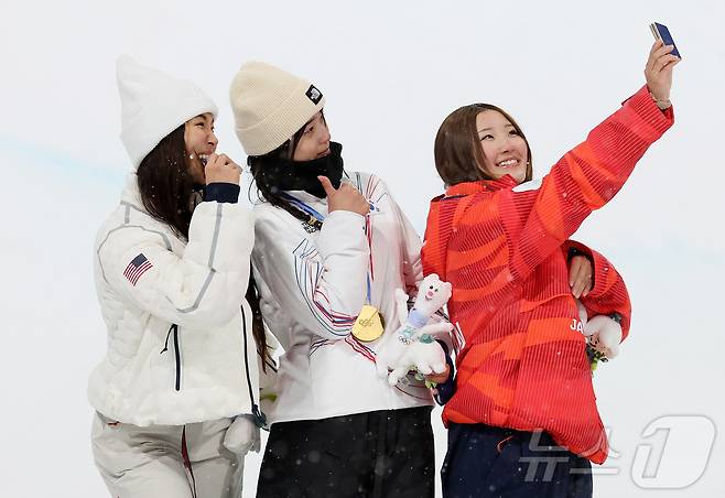 12일(현지시간) 이탈리아 리비뇨 스노파크에서 열린 2026 밀라노·코르티나담페초 동계올림픽 스노보드 여자 하프파이프 결선에서 90.25점을 받아 금메달을 획득한 스노보드 최가온이 은메달리스트 미국의 클로이 김, 동메달리스트 일본의 요노 미츠키와 셀피를 찍고 있다. 2026.2.13 ⓒ 뉴스1 김진환 기자