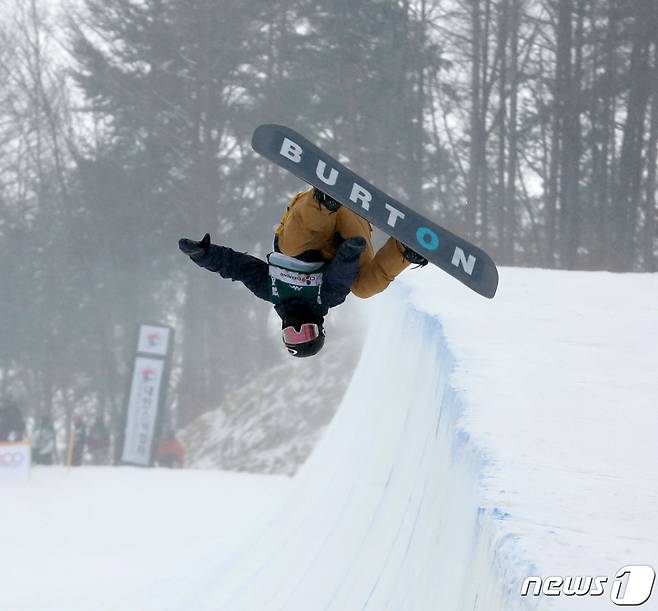 20일 강원 평창군 휘닉스평창에서 열린 제100회 전국 동계체육대회 스노보드 하프파이프 남자고등부 결승전에서 이준식 선수가 공중연기를 선보이고 있다. 2019.2.20 ⓒ 뉴스1 노정은 기자