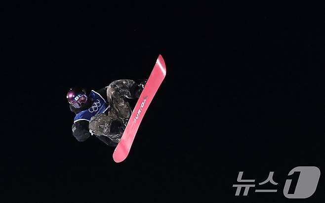 스노보드 유승은이 9일(현지시간) 이탈리아 리비뇨 스노파크에서 열린 2026 밀라노·코르티나담페초 동계올림픽 스노보드 여자 빅에어 결선에서 묘기를 부리고 있다. 2026.2.10 ⓒ 뉴스1 김성진 기자