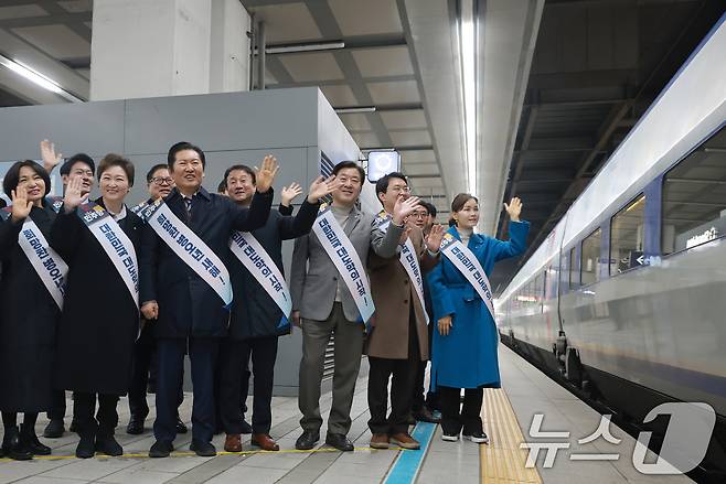 정청래 대표와 한병도 원내대표를 비롯한 더불어민주당 지도부가 13일 서울 용산역에서 시민들에게 귀성 인사를 하고 있다. (공동취재) 2026.2.13 ⓒ 뉴스1 이승배 기자