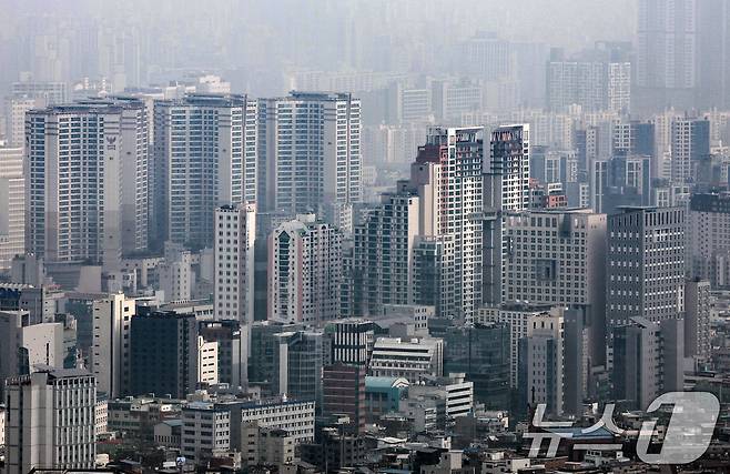 다주택자 양도소득세 중과 유예 종료를 앞두고 강남권과 한강변을 중심으로 급매물이 풀리고 있는 5일 서울 남산에서 바라본 서울 시내 아파트 단지의 모습. . 2026.2.5 ⓒ 뉴스1 최지환 기자