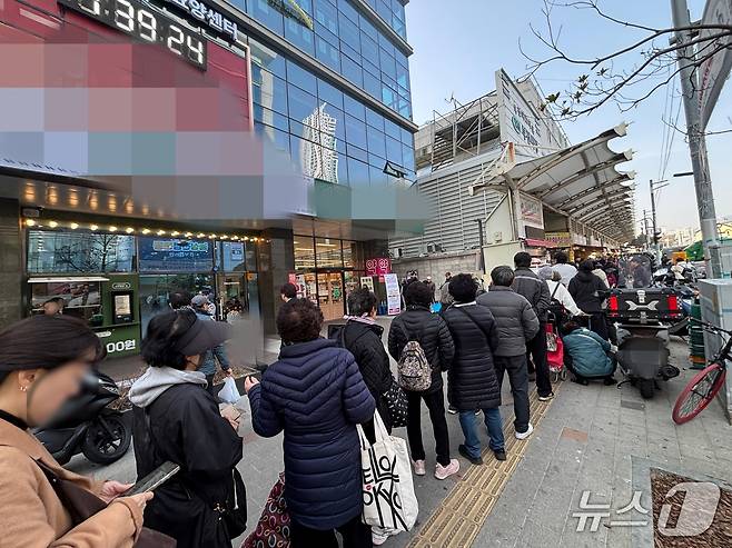 부전시장을 방문한 많은 손님들이 장을 본 뒤 온누리 상품권을 환급하기 위해 줄을 서고 있다. 2026.2.13 ⓒ 뉴스1 홍윤 기자