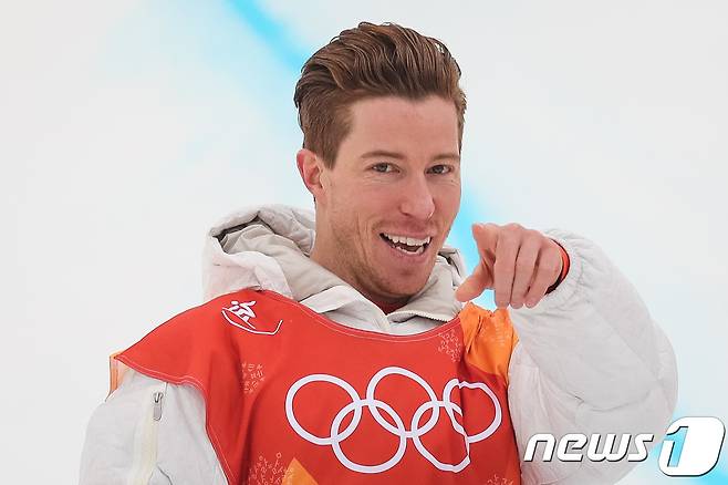 '스노보드 황제' 미국 숀 화이트가 14일 강원도 평창군 휘닉스 스노경기장에서 열린 2018 평창동계올림픽 스노보드 남자 하프파이프 시상식에서 미소를 짓고 있다. 숀 화이트는 97.75점을 기록 금메달을 차지했다. 은메달은 95.25점을 기록한 일본 아유무 히라노, 동메달은 92.00점을 기록한 호주 스코티 제임스가 각각 차지했다. 2018.2.14 ⓒ 뉴스1 유승관 기자