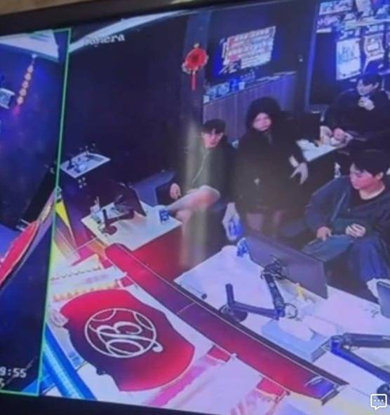 롯데 자이언츠 선수들이 12일 대만 스프링캠프 기간 현지 게임장을 출입한 것으로 확인됐다. (온라인 커뮤니티 캡처)