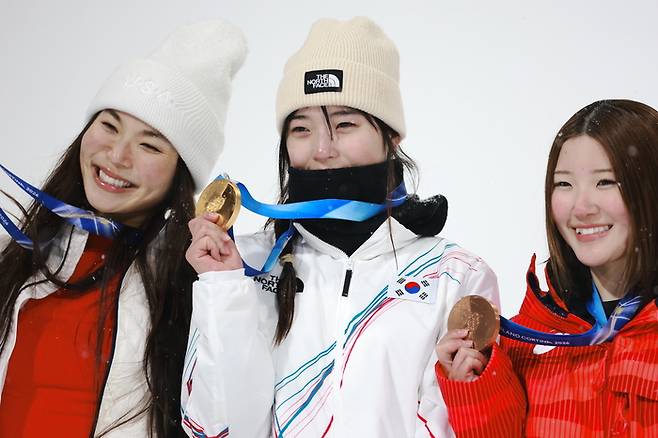 최가온(가운에)이 클로이 김(왼쪽)과 밝게 웃으며 포즈를 취하고 있다. 사진 | EPA 연합뉴스