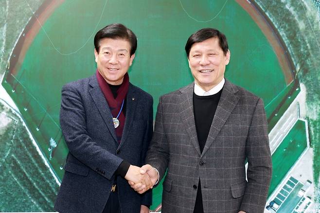 허구연 한국야구위원회(KBO) 총재가 박범인 금산군수와 금산군 야구 인프라를 활용한 지역 활성화 방안을 논의했다. 사진 | KBO