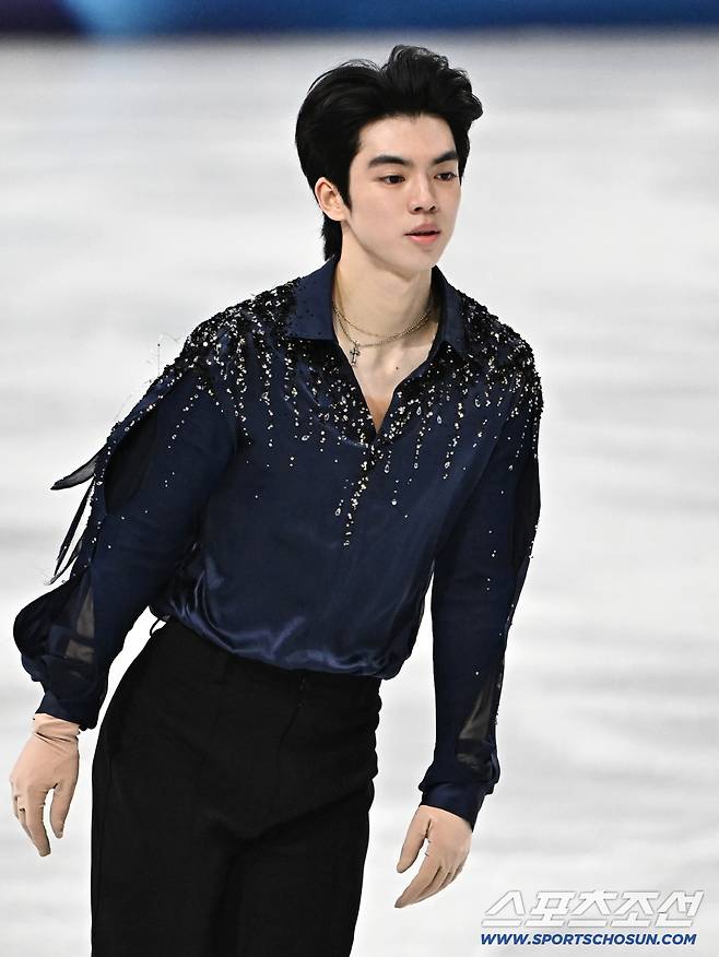 10일 이탈리아 밀라노 아이스스케이팅 아레나에서 피겨스케이팅 남자 싱글 쇼트프로그램 경기가 열렸다. 연기를 준비하는 차준환. 밀라노(이탈리아)=송정헌 기자songs@sportschosun.com/2026.02.10/