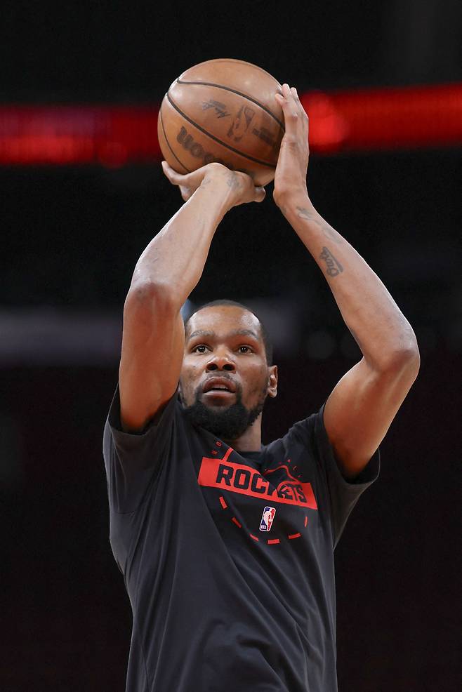 HOUSTON, TEXAS - FEBRUARY 10: Kevin Durant #7 of the Houston Rockets warms up prior to a game against the Los Angeles Clippers at Toyota Center on February 10, 2026 in Houston, Texas. NOTE TO USER: User expressly acknowledges and agrees that, by downloading and or using this photograph, User is consenting to the terms and conditions of the Getty Images License Agreement.   Jack Gorman/Getty Images/AFP (Photo by Jack Gorman / GETTY IMAGES NORTH AMERICA / Getty Images via AFP)







<저작권자(c) 연합뉴스, 무단 전재-재배포, AI 학습 및 활용 금지>