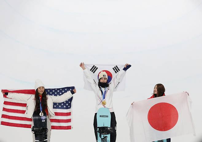 이제 최가온의 시대

    (리비뇨=연합뉴스) 신준희 기자 = 12일(현지시간) 이탈리아 리비뇨 스노파크에서 열린 2026 밀라노-코르티나담페초 동계올림픽 스노보드 여자 하프파이프 결승에서 금메달을 따낸 최가온이 기뻐하고 있다. 

    왼쪽은 은메달을 딴 미국 클로이 김, 오른쪽은 동메달 일본 오노 미쓰키. 2026.2.13