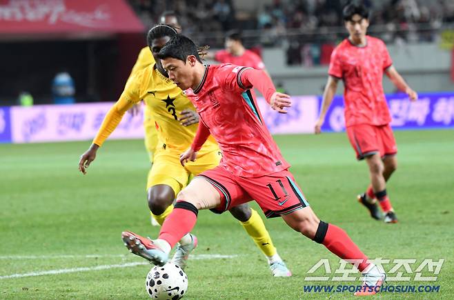 18일 서울월드컵경기장에서 열린 대한민국과 가나의 A매치 평가전. 황희찬이 페널티 박스 안쪽에서 파울을 유도하고 있다. 상암=박재만 기자 pjm@sportschosun.com/2025.11.18/