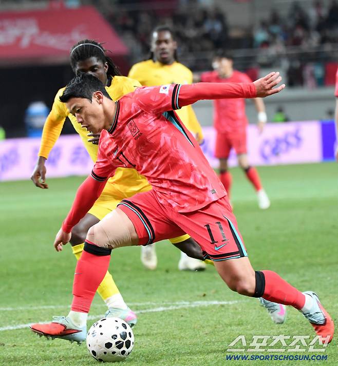 18일 서울월드컵경기장에서 열린 대한민국과 가나의 A매치 평가전. 황희찬이 페널티 박스 안쪽에서 파울을 유도하고 있다. 상암=박재만 기자 pjm@sportschosun.com/2025.11.18/