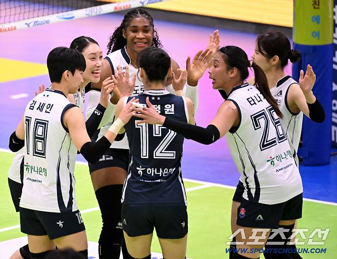 13일 수원실내체육관에서 열린 V리그 여자부 현대건설과 도로공사의 경기. 한국도로공사 선수들이 득점을 성공한 후 기뻐하고 있다. 수원=허상욱 기자wook@sportschosun.com/2026.02.13/