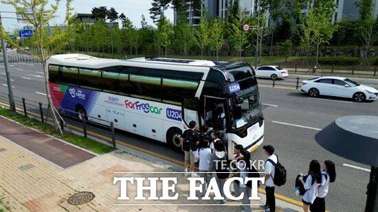 경기 파주시의 통학 지원사업인 '파프리가'를 이용하고 있는 파주시 청소년들의 모습. /파주시