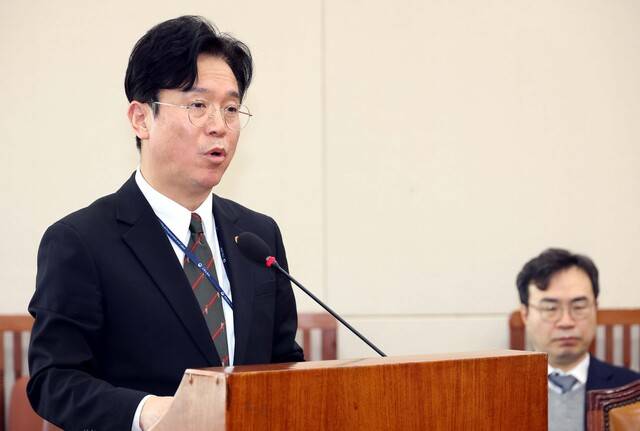 고용노동부는 쿠팡 감독 관련 의혹에 대한 특정감사에 지난해 12월 24일 착수했다. 사진은 지난 12일 서울 여의도 국회에서 열린 기후에너지환경노동위원회 전체회의에 참석한 김영훈 노동부 장관. / 뉴시스