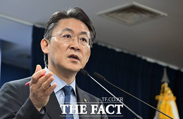 권대영 금융위원회 부위원장이 12일 오전 서울 종로구 정부서울청사에서 부실기업의 신속엄정 퇴출을 위한 상장폐지 개혁방안을 브리핑하고 있다. /임영무 기자