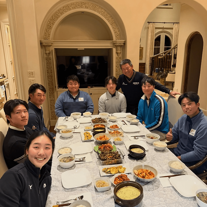 새해가 되면 늘 미국 집으로 자식 뻘되는 한국 골프 유망주를 초청해 함께 훈련하는 최경주. 고된 훈련 뒤 최경주가 챙겨준 집밥이 꿀맛일 것 같다. 최경주 재단 홈페이지