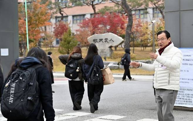 하남시(시장 이현재)가 지난 3년여간 치밀하게 설계해 온 '하남형 교육 백년대계'가 폭발적인 시너지를 내며 2026학년도 대입에서 역대 최고치를 다시 한번 갈아치웠다. 사진은 이현재 하남시장이 등교하는 학생들을 격려하고 있는 모습. 하남시 제공