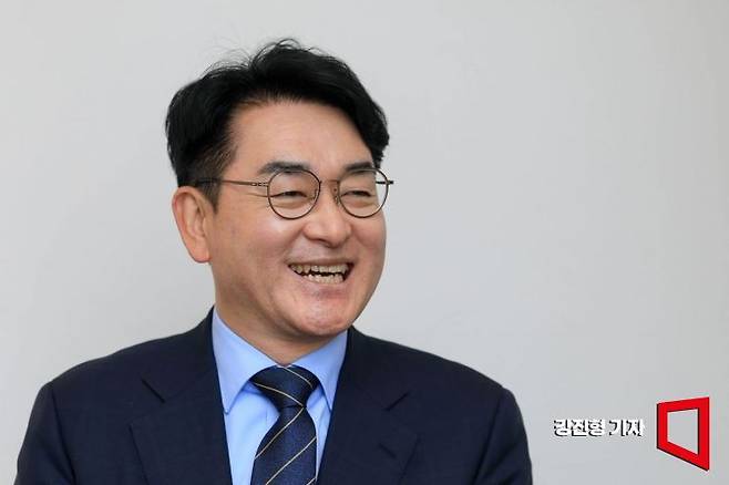 박용진 전 더불어민주당 의원이 12일 서울 여의도 파크원타워에서 인터뷰 하고 있다. 강진형 기자