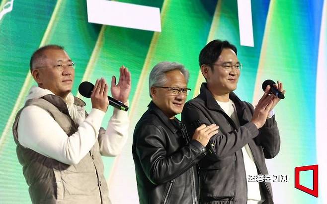 젠슨 황 엔비디아 최고경영자(CEO)와 이재용 삼성전자 회장, 정의선 현대차그룹 회장이 30일 서울 강남구 코엑스에서 열린 엔비디아 지포스 게이머 페스티벌에서 팬들에게 인사를 하고 있다. 2025.10.30 조용준 기자