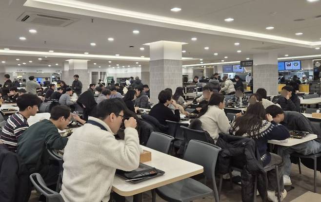 10일 오후 서울 서대문구 연세대 학생회관 1층 학생식당이 식사를 위해 학교를 찾은 학생들로 북적이고 있다. 오지은 기자