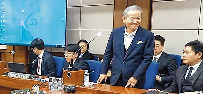 서울중앙지법“아빠 사랑해” 딸의 외침에 미소 짓는 이상민 이상민 전 행정안전부 장관이 12일 서울중앙지법에서 열린 ‘내란 사건’ 1심 선고 공판에서 징역 7년을 선고받았다. 선고 직후 방청석에 있던 이 전 장관의 딸이 “아빠 괜찮아, 사랑해”라고 하자 딸을 바라보며 미소 짓고 있다.