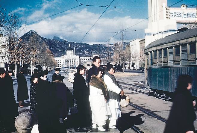 1948년 서울 세종로에서 시민들이 전차를 기다리고 있다. 뒤쪽 배경으로 지금은 사라진 중앙청(조선총독부 건물)이 보인다./ 눈빛 아카이브