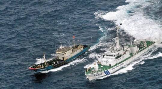 2021년 일본 해상보안청 소속 순시선(오른쪽)이 일본 나가사키현 도리마섬 인근에서 중국 어선을 추격하는 모습. /로이터 뉴시스