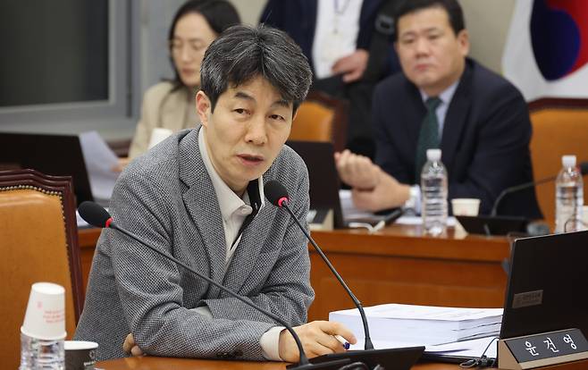 국회 행정안전위원회 간사인 윤건영 더불어민주당 의원이 지난 12일 국회에서 열린 행안위 전체회의에서 발언하고 있다. /뉴시스